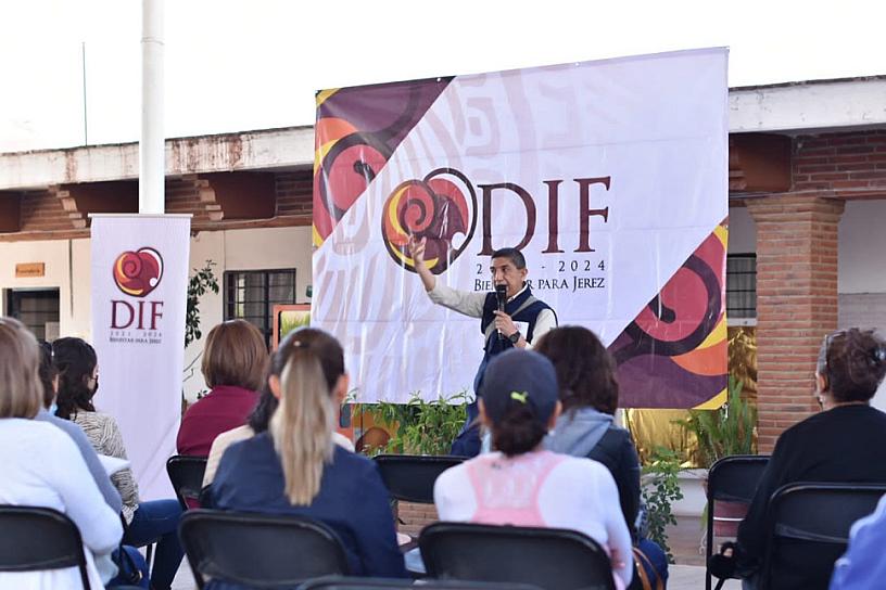  CAPACITAN A PERSONAL DEL DIF JEREZ EN PRIMEROS AUXILIOS Y CUIDADO DE SU SALUD