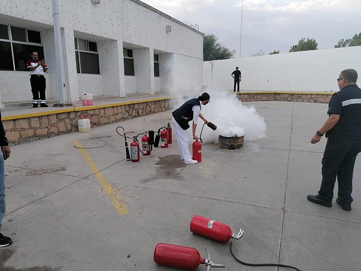 CAPACITAN A PERSONAL DE SALUD EN USO DE EXTINTORES 