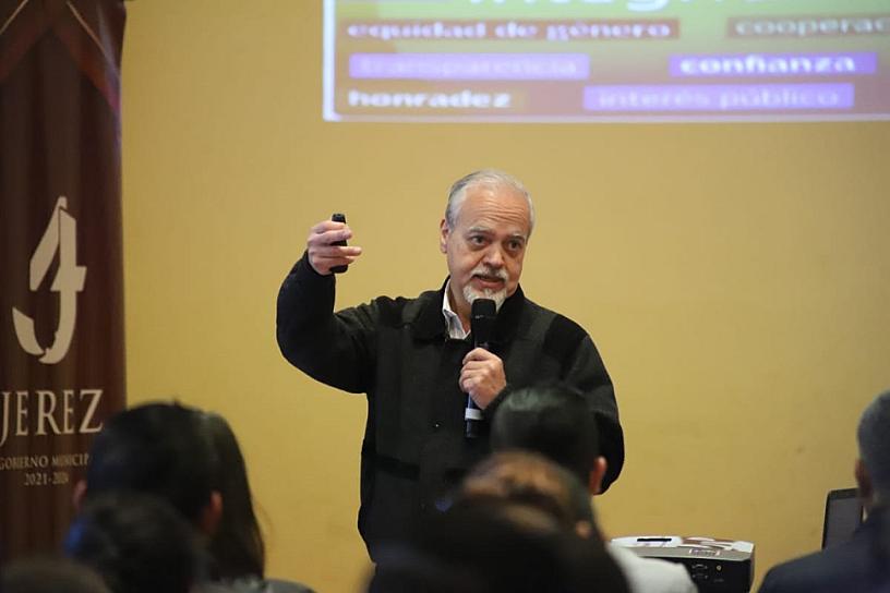 CAPACITAN A SERVIDORES PÚBLICOS JEREZANOS 