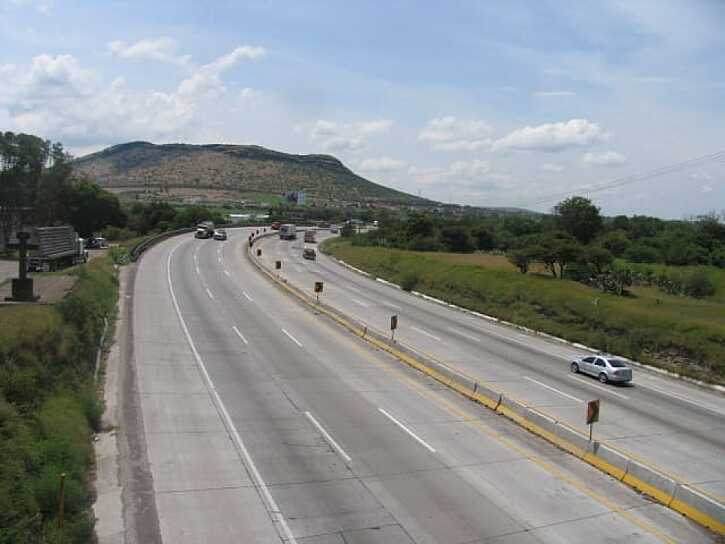 REPORTAN ASALTO A EQUIPO DE SHEINBAUM EN CARRETERA FEDERAL 57