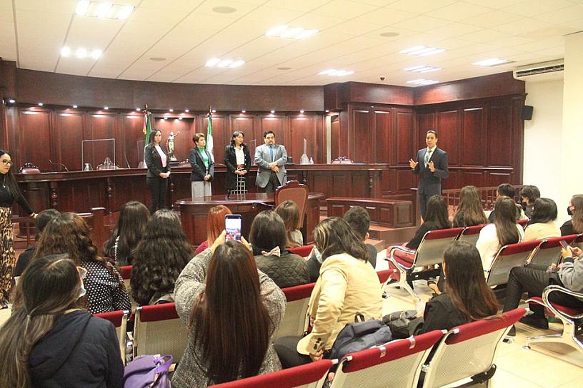 CAPACITA TRIJEZ A ESTUDIANTES DE DERECHO 