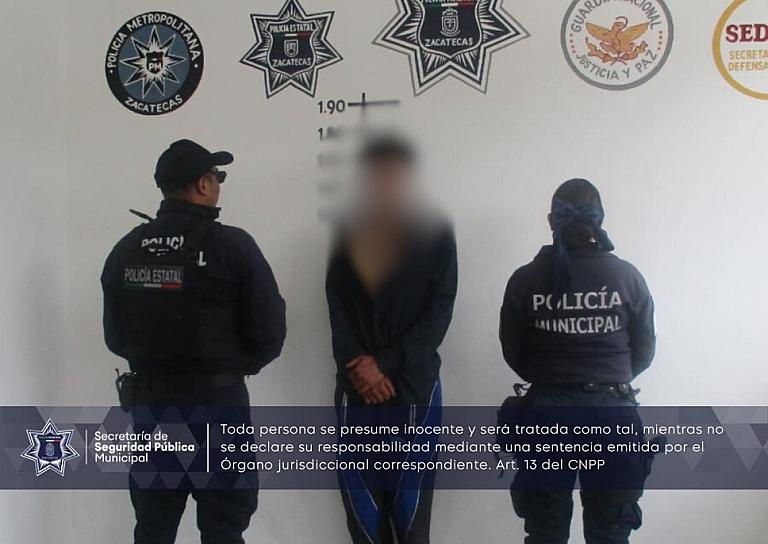 CAPTURAN POLICÍAS CAPITALINOS A HOMBRE POR ROBAR Y GOLPEAR A JOVEN 