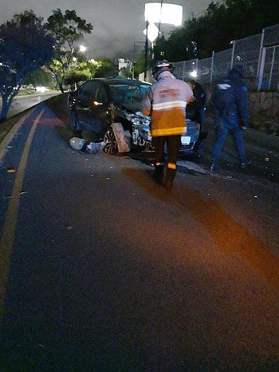 CARMEN IMPACTA SU VEHÍCULO CONTRA UN OBJETO, LUEGO DE PERDER EL CONTROL DEL VEHÍCULO 