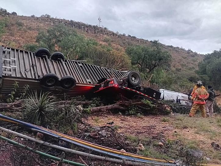 Carretera de la muerte: 2 personas y 8 caballos muertos tras accidente