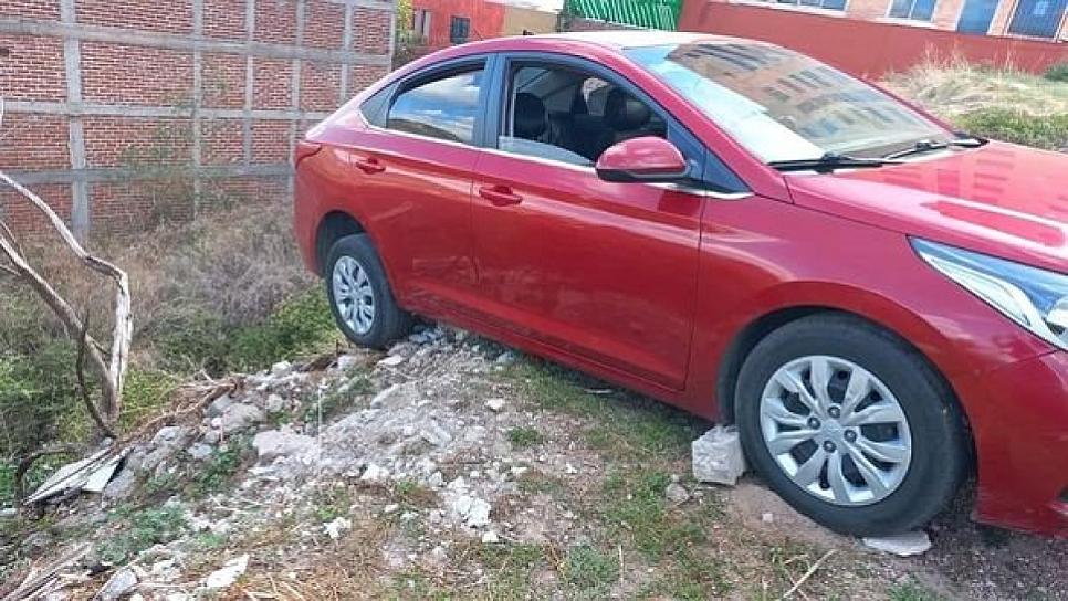 CASI CAE A UN BARRANCO AL ESTACIONAR SU VEHÍCULO