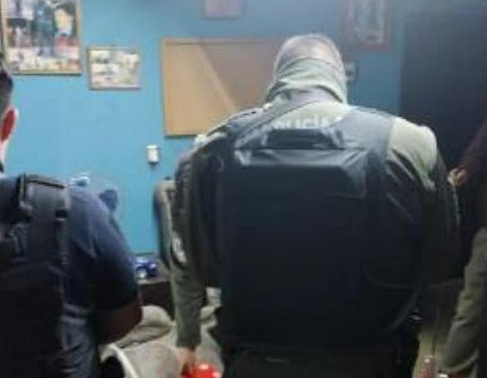 CATEA FGJEZ UN DOMICILIO EN LA LÁZARO CÁRDENAS Y DETIENEN A UN HOMBRE 