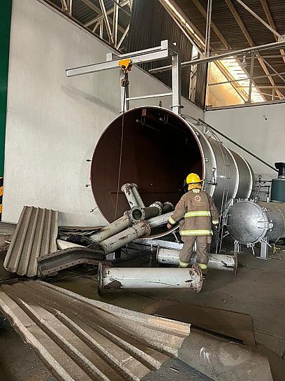 CAUSA PÁNICO EXPLOSIÓN DE UN COMPRESOR EN UNA BODEGA INDUSTRIAL 