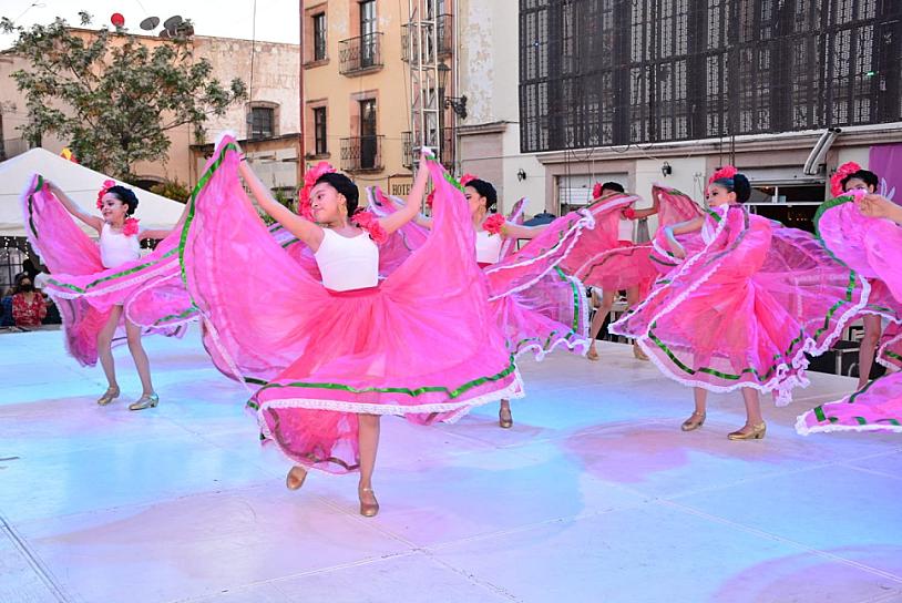 CAUTIVA AL PÚBLICO PRESENTACIÓN DEL PROYECTO DE DANZA “HASTA LA RAÍZ” 