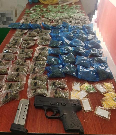 DETIENEN A PRESUNTO NARCOMENUDISTAS
