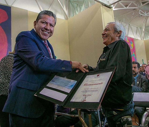 CELEBRA DAVID MONREAL A LOS MAESTROS; ENTREGA 596 RECONOCIMIENTOS