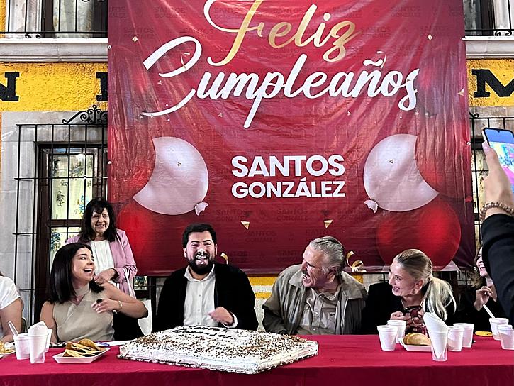 CELEBRA SANTOS GONZÁLEZ SUS 30 AÑOS DE EDAD