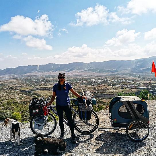CELESTE VISITA ZACATECAS, UNA JOVEN VALIENTE QUE RECORRE MÉXICO EN SU BICICLETA y CON SUS DOS PERROS 