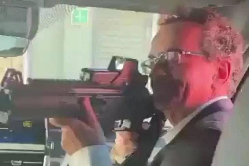 CESAN AL EMBAJADOR BRITÁNICO EN MÉXICO TRAS APUNTAR CON UN ARMA A EMPLEADA