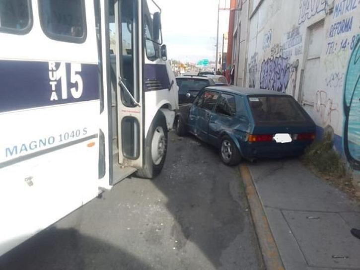 CHÓFER SUFRE MIENTRAS CONDUCÍA Y SE IMPACTA CONTRA 6 VEHÍCULOS
