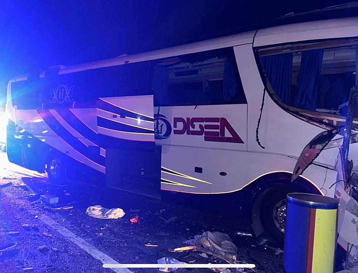 CHOCA AUTOBÚS CONTRA TRÁILER; HAY UN MUERTO Y 45 LESIONADOS