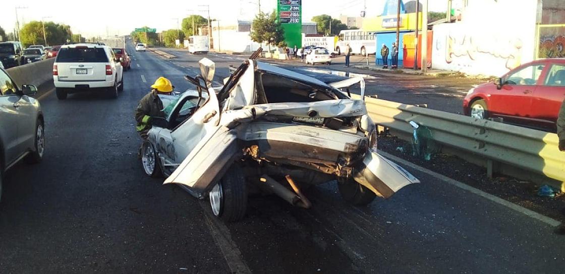 CHOCA CAMIÓN A AUTO; RESPONSABLE SE DA A LA FUGA