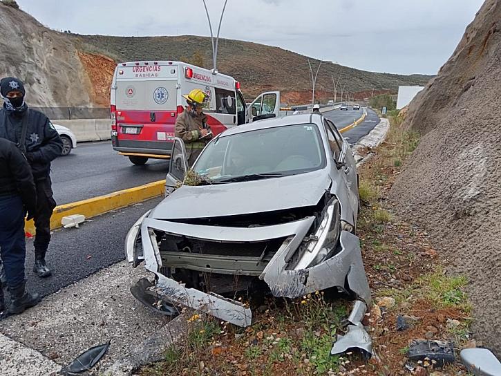 CHOCA AUTOMÓVIL EN LA VIALIDAD FELGUÉREZ