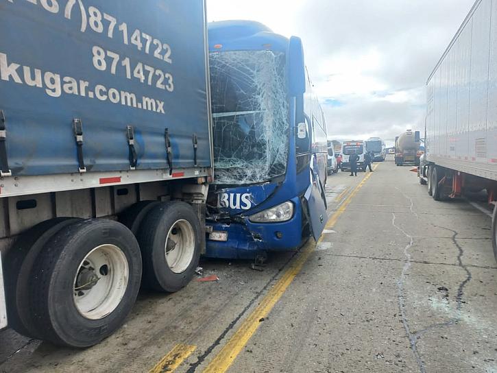 CHOCA CAMIÓN DE PASAJEROS EN CARRETERA DE AGUASCALIENTES 