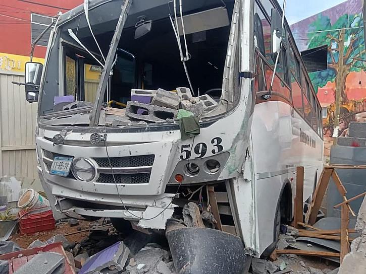 Choca camión de transporte de personal contra una vivienda en Villas de Guadalupe