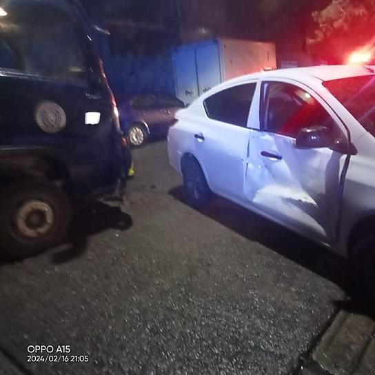 CHOCA CAMIÓN REPARTIDOR DE CERVEZA CNTRA UNA AUTOMÓVIL COMPACTO 