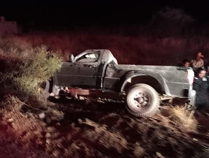 Choca camioneta la parte trasera de un tractor y lo saca de la carretera 