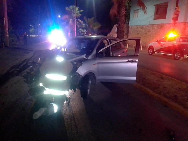 CHOCA CONTRA PALMERA EN LA GARCÍA SALINAS Y RESULTA ILESO 