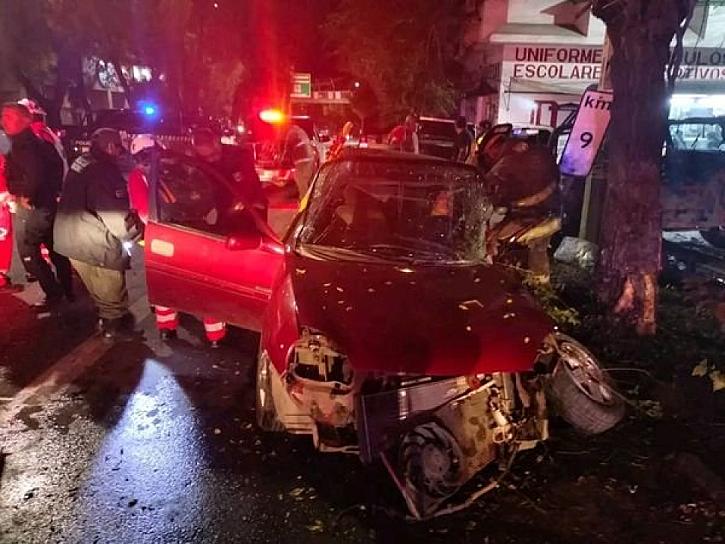 CHOCA CONTRA UN ÁRBOL; DOS MUJERES QUEDAN PRENSADAS