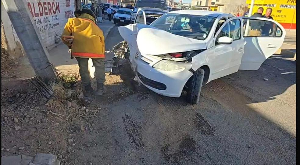 Choca joven conductor contra un poste en vialidad Arroyo de las Sirenas