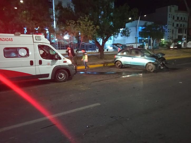 CHOCA JOVEN EN EL BULEVAR Y LO DETIENEN POR NEGARSE A RECIBIR ATENCIÓN MÉDICA