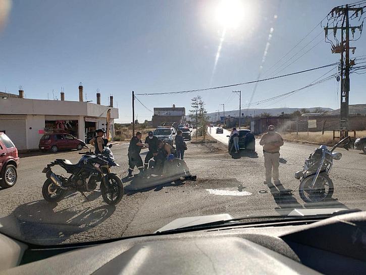 CHOCA MOTOCICLETA CONTRA UNA CAMIONETA