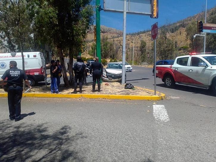 CHOCAN 2 AUTOMÓVILES SOBRE EL BULEVAR SOLIDARIDAD