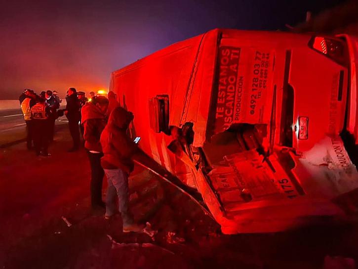 Chocan 2 camiones de pasajeros en la carretera a Saltillo