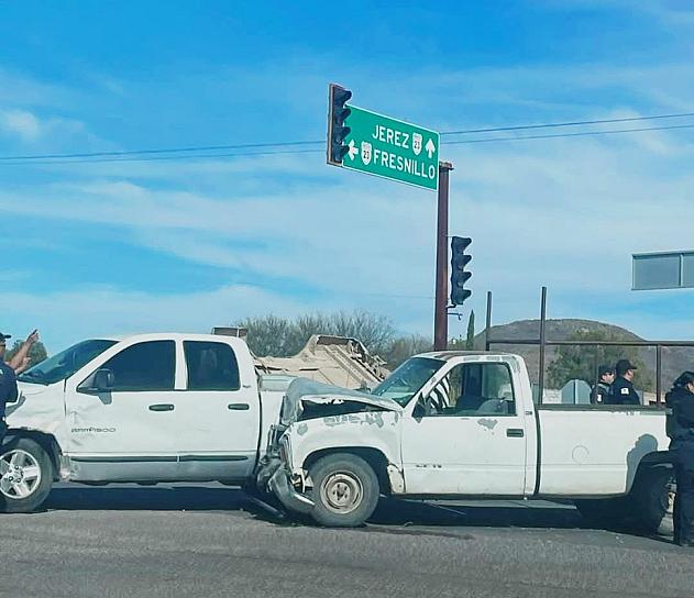 Chocan 2 camionetas en carretera de Jerez 