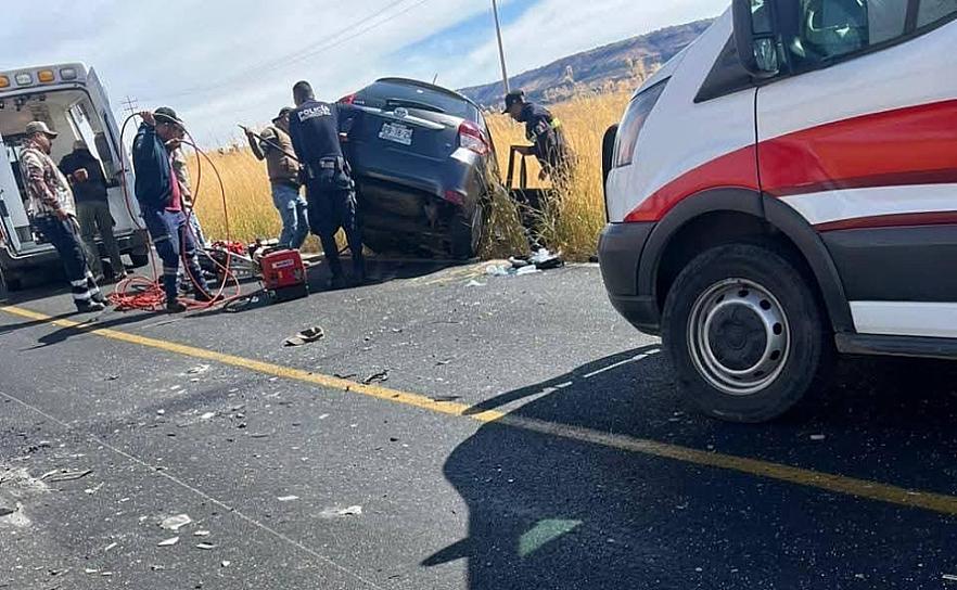 Chocan 2 vehículos de frente en Teúl de González Ortega 