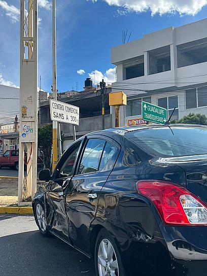 Chocan 2 vehículos en el 'crucero de la muerte' de la García Salinas