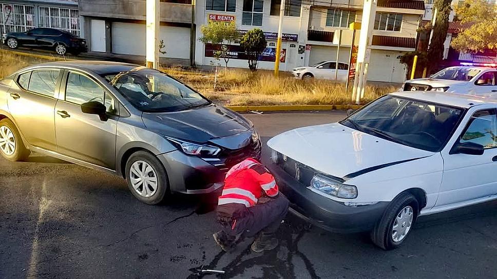 Chocan 2 vehículos en el 'crucero de la muerte'