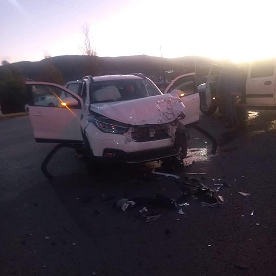 Chocan 2 vehículos en el crucero de las calzadas Solidaridad y Deportes 