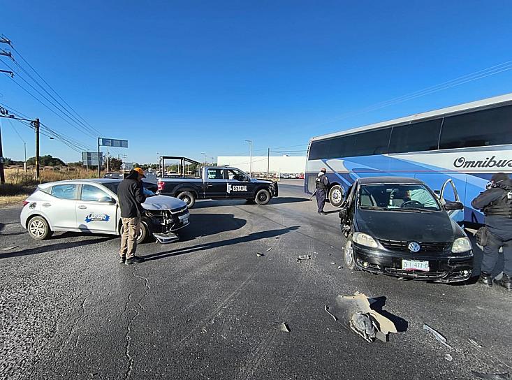 Chocan 2 vehículos en el entronque a Picones