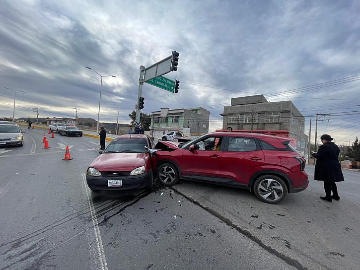 Chocan 2 vehículos particulares en la vialidad El Orito 