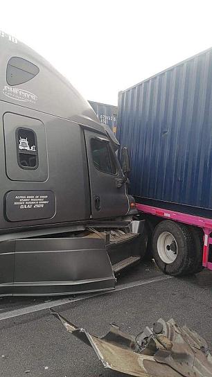 CHOCAN 4 TRÁILERES EN LA CARRETERA DE CUOTA A AGUASCALIENTES 