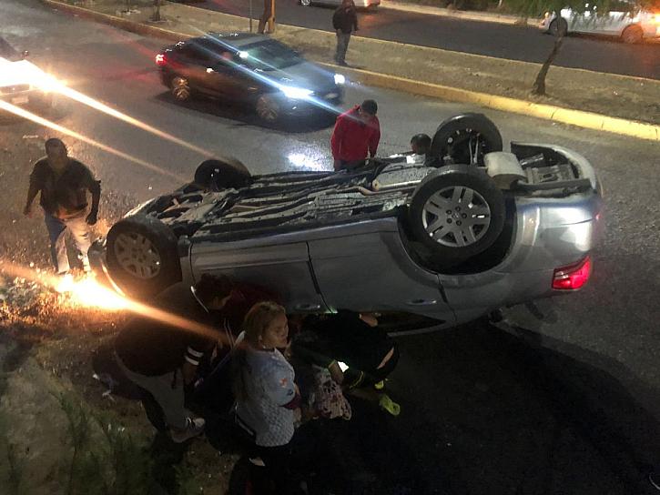 CHOCAN AUTO Y CAMIONETA EN VIALIDAD SAN SIMÓN