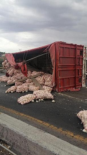CHOCAN CAMIONETA Y CAMIÓN QUE TRANSPORTABA CEBOLLAS 