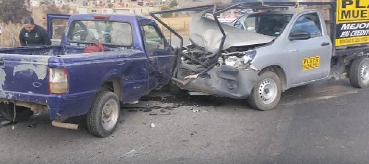  Chocan de frente dos camionetas en Tránsito Pesado