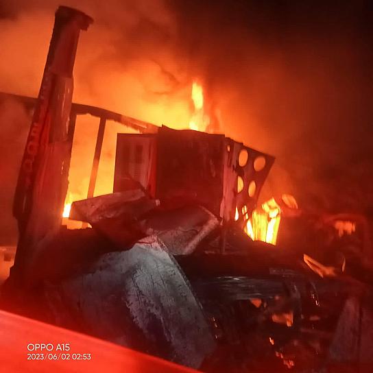 CHOCAN DE FRENTE DOS VEHÍCULOS QUINTA RUEDA; SOLO HAY DAÑOS MATERIALES 