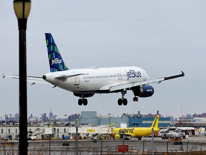 CHOCAN DOS AVIONES EN EL AEROPUERTO JKF EN NUEVA YORK; NO HAY HERIDOS