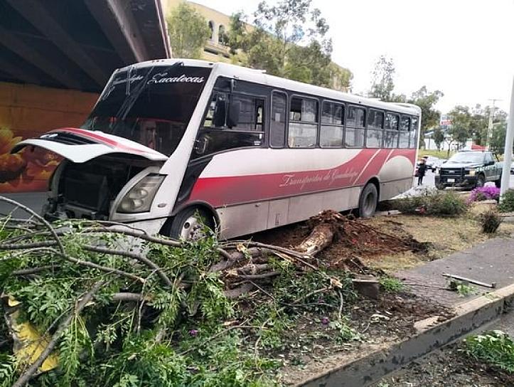POR EXCESO DE VELOCIDAD, CHOCAN DOS CAMIONES DE TRANSPORTE PÚBLICO SOBE EJE METROPOLITANO 