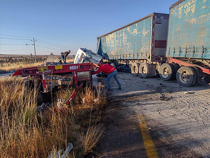 Chocan dos tráileres en Villa de Cos; transportaban cemento y cerveza
