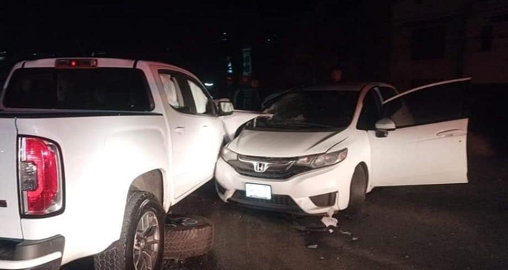 Chocan dos vehículos en la colonia CTM; uno de los conductores salió corriendo