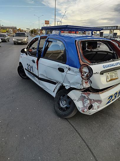 CHOCAN TAXI Y CAMIONETA EN LA VIALIDAD A SAUCEDA