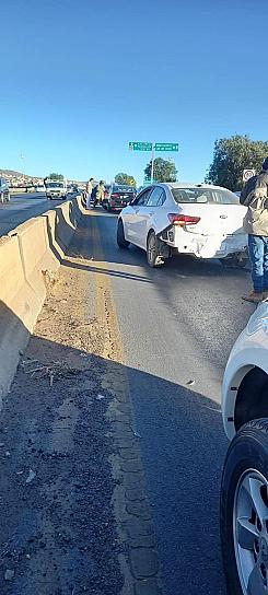 CHOCAN TRES VEHÍCULOS EN TRÁNSITO PESADO
